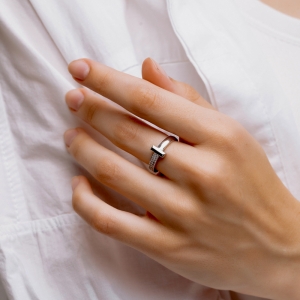 Срібна каблучка "Леона"